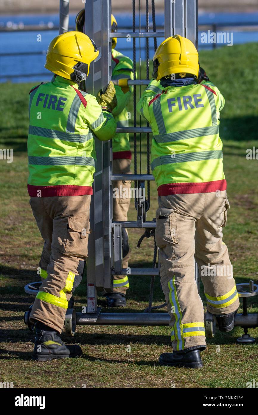 Lancashire Fire and Emergency Rescue Team in una giornata di formazione a Maritime Way, Preston Docks. Uso di una SCALA di salvataggio estendibile PER INCENDIO AS Fire & Safety 13,5 che sale sull'ascensore situato presso Preston Docks, Riversway, Regno Unito Foto Stock