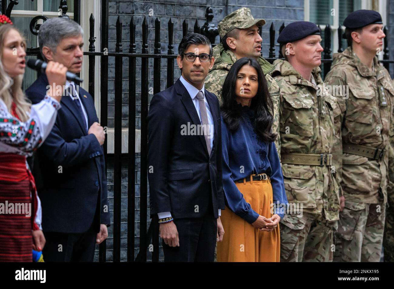 Londra, Regno Unito. 24th Feb, 2023. Rishi Sunak, primo ministro del Regno Unito, con sua moglie Akshata Murthy, osserva un minuto di silenzio per celebrare il primo anniversario dell'invasione russa dell'Ucraina. Il PM è Unito fuori 10 Downing Street dall'ambasciatore ucraino nel Regno Unito, Vadym Prystaiko con sua moglie Inna, membri delle forze armate ucraine e rappresentanti di ogni nazione Interflex, così come cantanti ucraini. Credit: Imageplotter/Alamy Live News Foto Stock