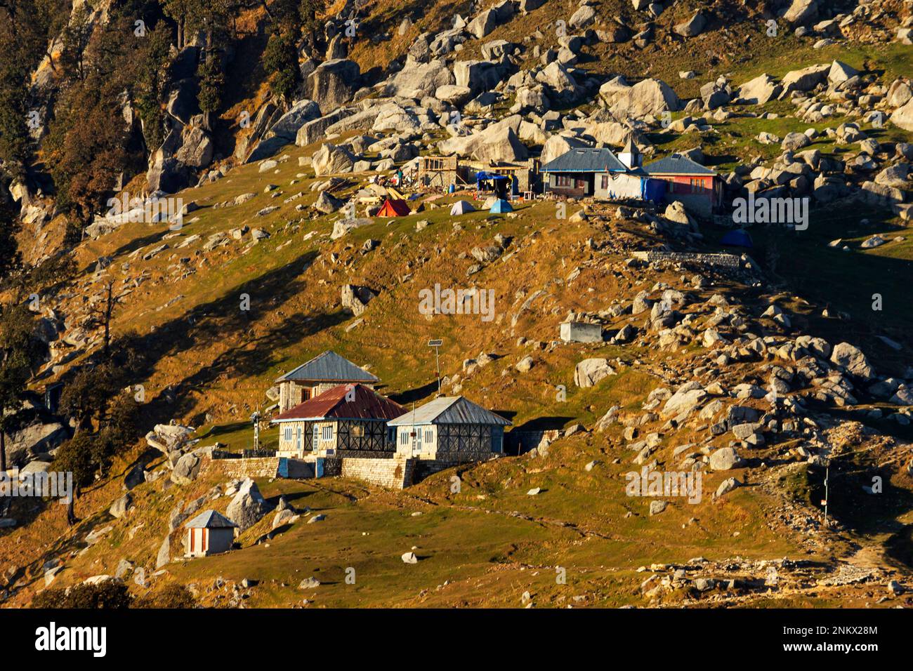 Case in cima al Triund Trek, Dharamshala, Himachal Pradesh, India Foto Stock