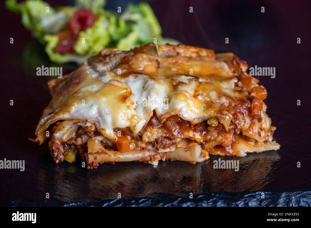 Lasagna su ardesia nera Foto Stock
