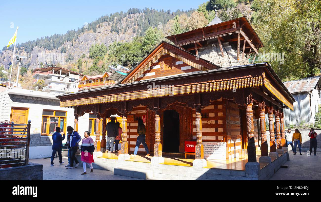 INDIA, HIMACHAL PRADESH, MANALI, novembre 2022, devotee al tempio di Vashistha vicino alle cascate di Jogini Foto Stock