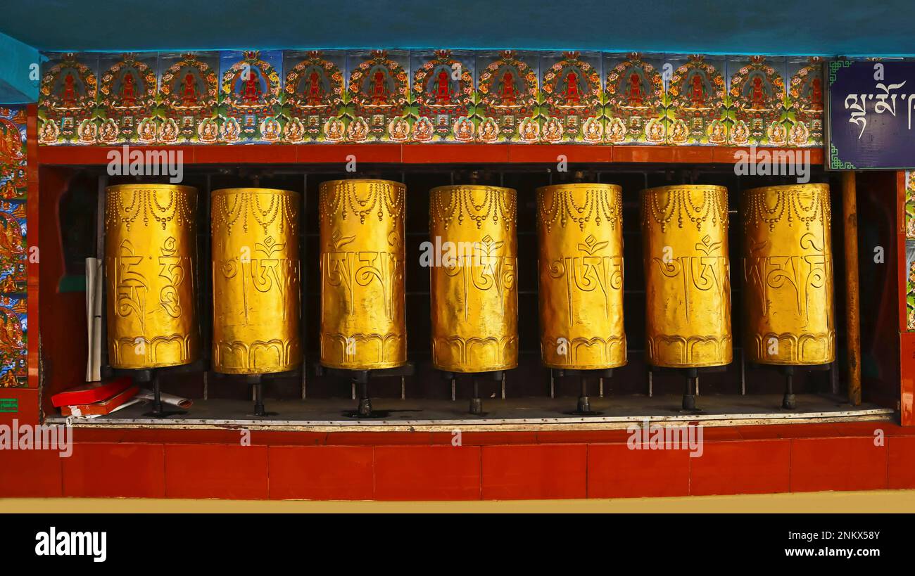 Ruote di preghiera del monastero di Dalai lama, McLeod Ganj, Dharamshala, Himachal Pradesh, India Foto Stock