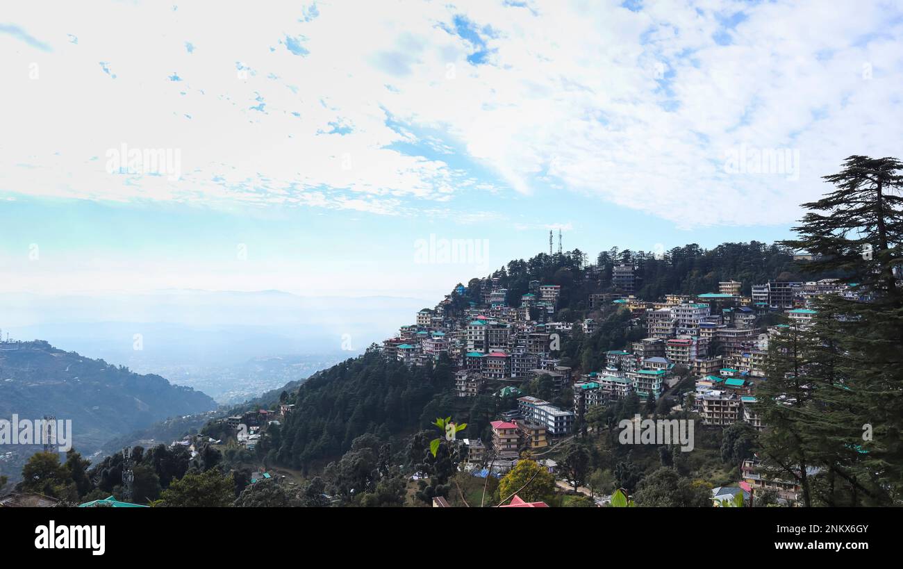 Veduta di Mcleod Ganj da Bagshunag, Dharamshala, Himachal Pradesh, India Foto Stock