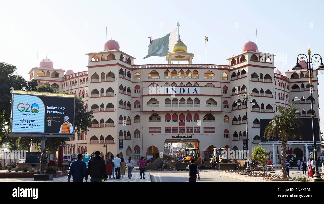 INDIA, PUNJAB, AMRITSAR, dicembre 2022, persone al confine con Attari – lato indiano del confine India-Pakistan, stadio di confine India-Pakistan Foto Stock