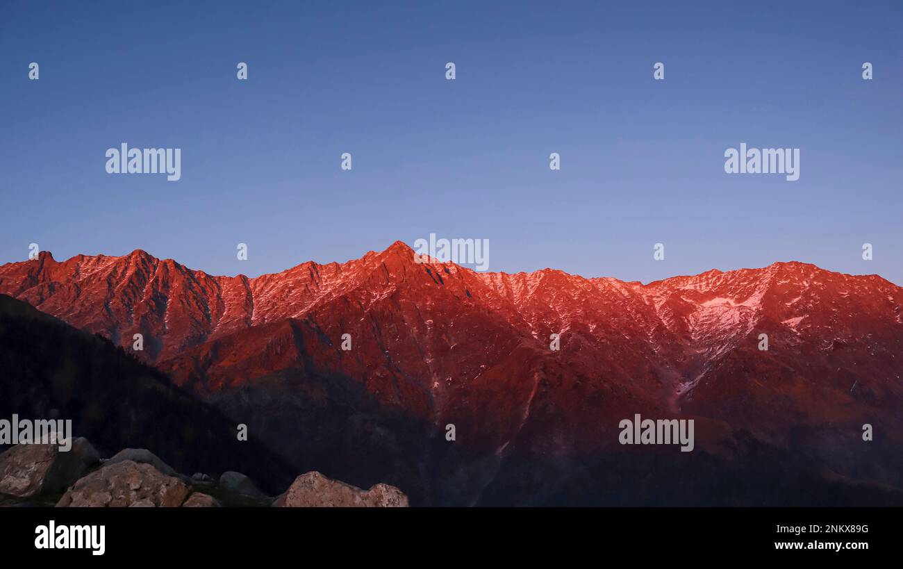 Vista delle montagne al tramonto, Trek Triund, Dharamshala, Himachal Pradesh, India Foto Stock