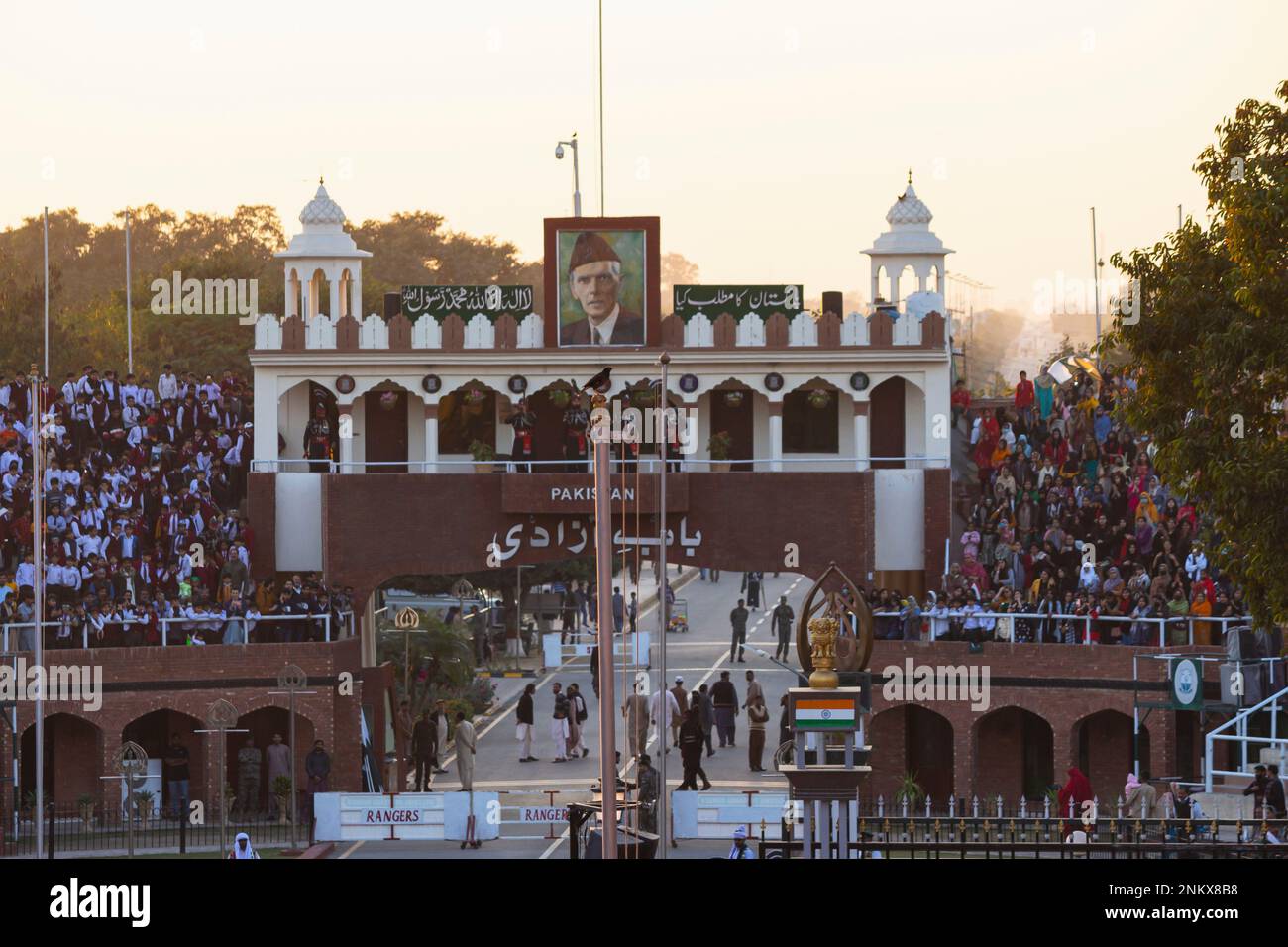 INDIA, PUNJAB, AMRITSAR, dicembre 2022, persone al confine con Wagha, India confine con il Pakistan dal lato di ingresso del Pakistan Foto Stock