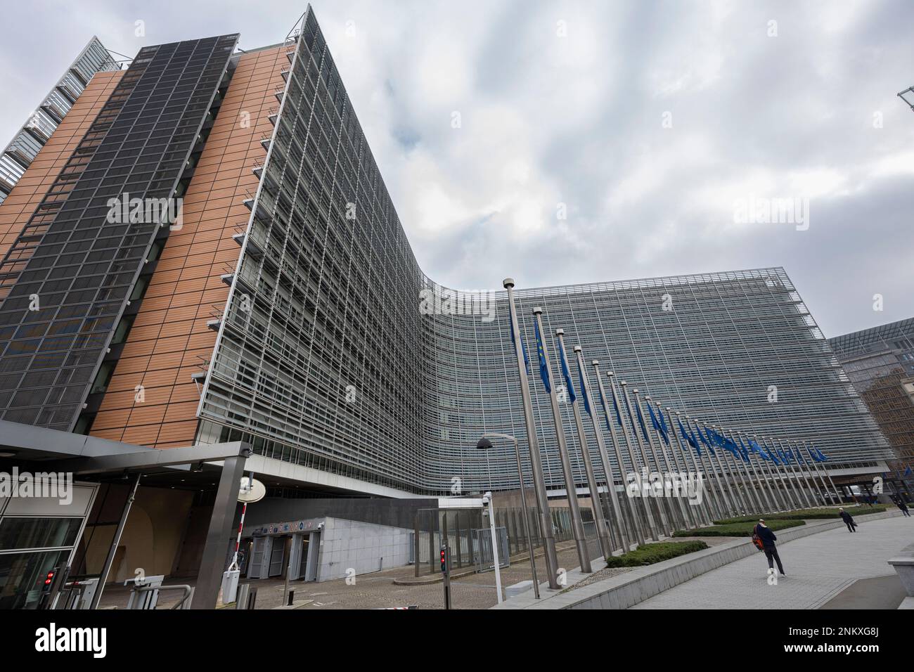 BRUXELLES, Belgio - 23 febbraio 2023: Edificio Berlaymont, sede della Commissione europea, con bandiere che soffiano nel vento davanti ad esso Foto Stock