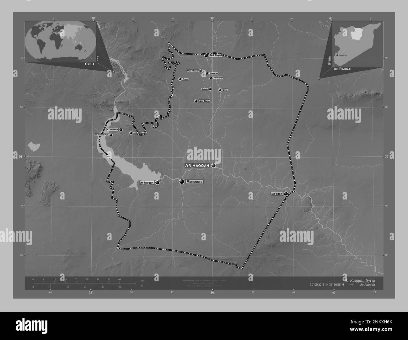 AR Raqqah, provincia di Siria. Mappa in scala di grigi con laghi e fiumi. Località e nomi delle principali città della regione. Posizione ausiliaria d'angolo Foto Stock