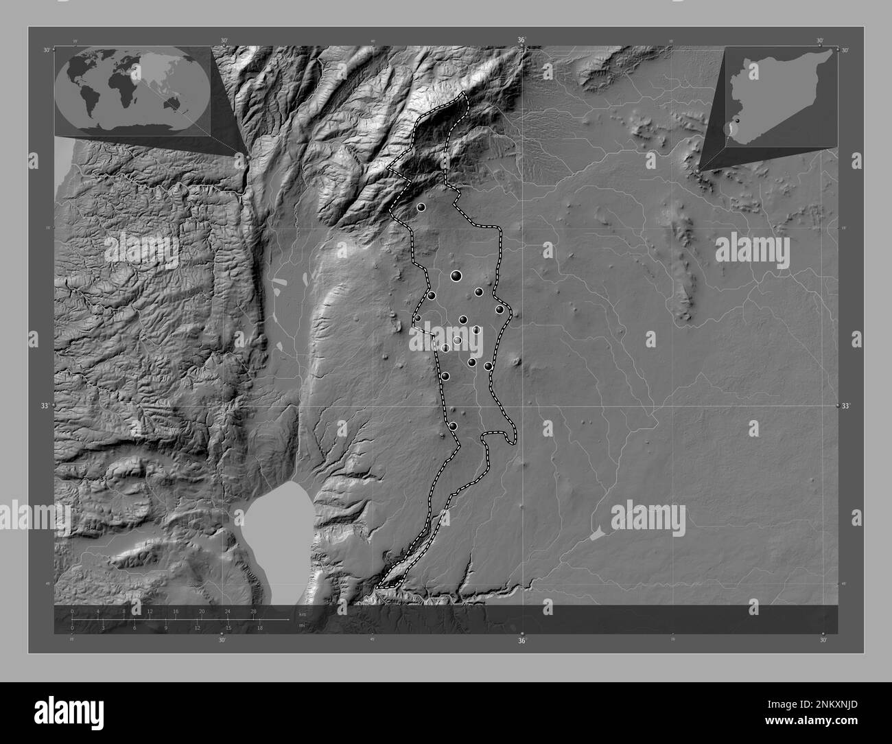 Quneitra, provincia della Siria. Mappa altimetrica bilivello con laghi e fiumi. Posizioni delle principali città della regione. Mappe delle posizioni ausiliarie degli angoli Foto Stock