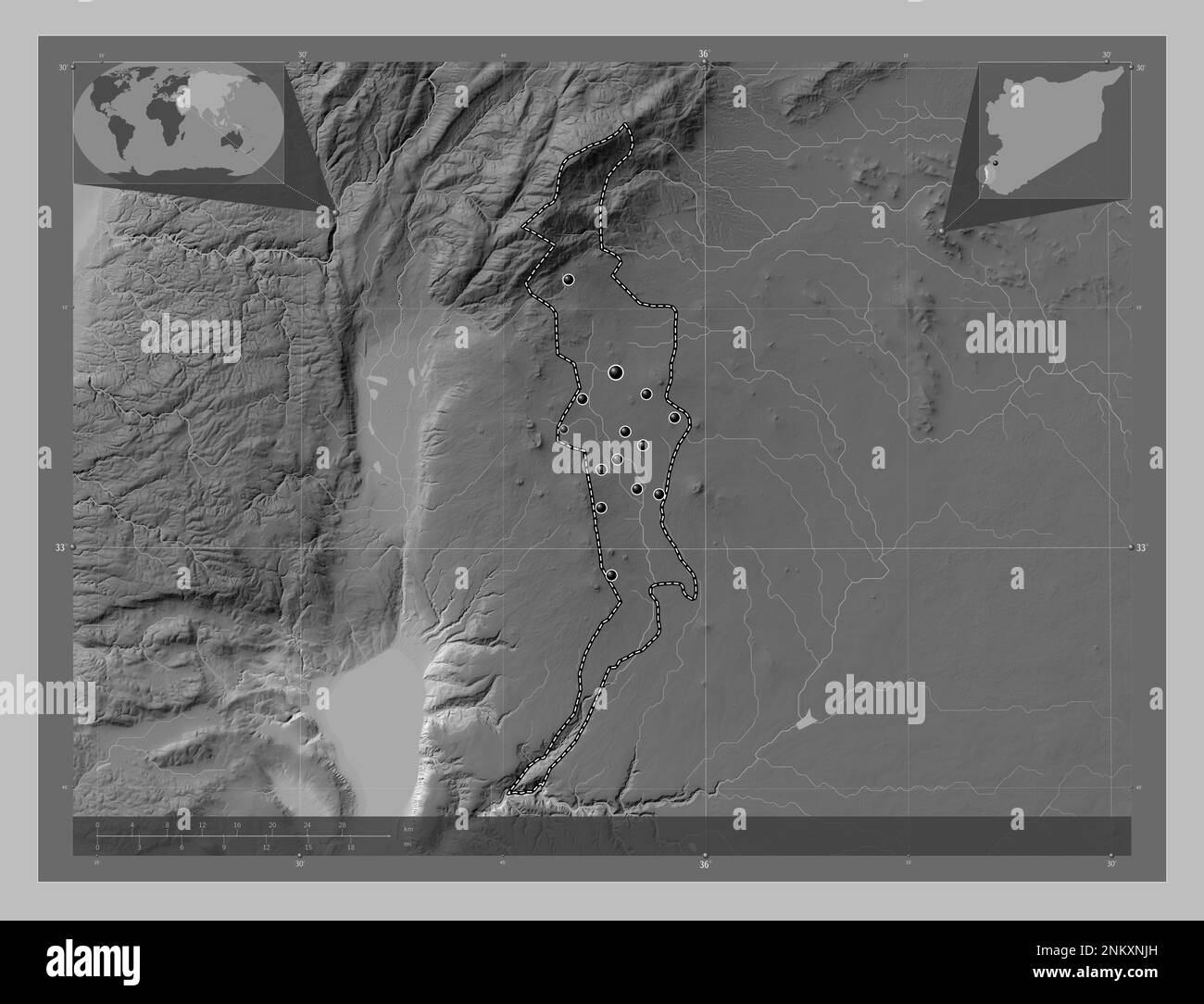 Quneitra, provincia della Siria. Mappa in scala di grigi con laghi e fiumi. Posizioni delle principali città della regione. Mappe delle posizioni ausiliarie degli angoli Foto Stock