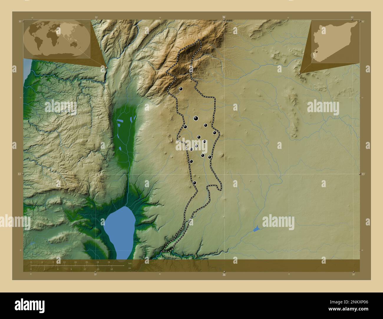 Quneitra, provincia della Siria. Mappa di altitudine colorata con laghi e fiumi. Posizioni delle principali città della regione. Mappe delle posizioni ausiliarie degli angoli Foto Stock