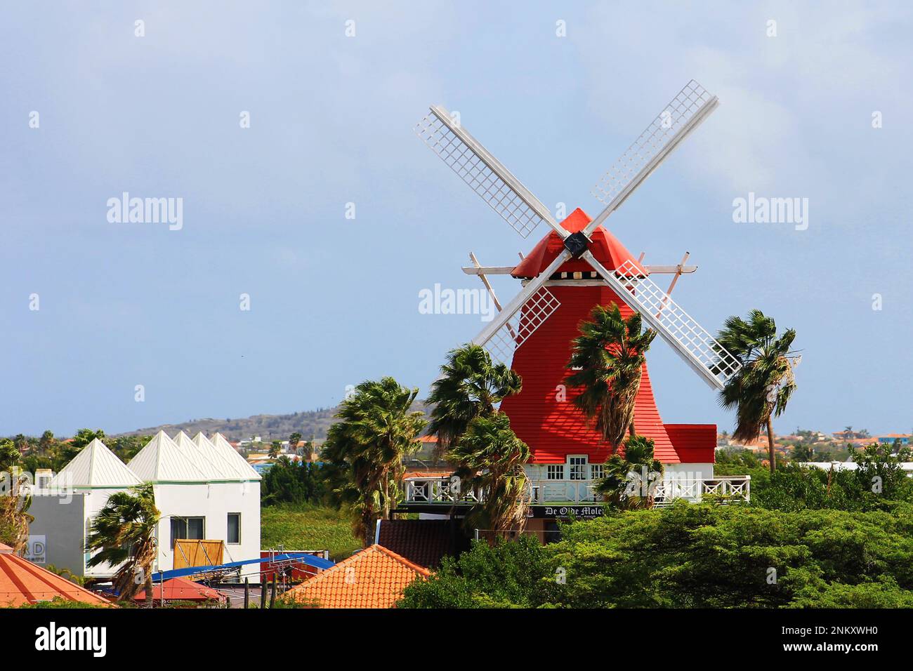 Palm Beach, Noord, Aruba - 10 marzo 2022, un vecchio mulino a vento olandese che è stato convertito in un ristorante e bar. Foto Stock