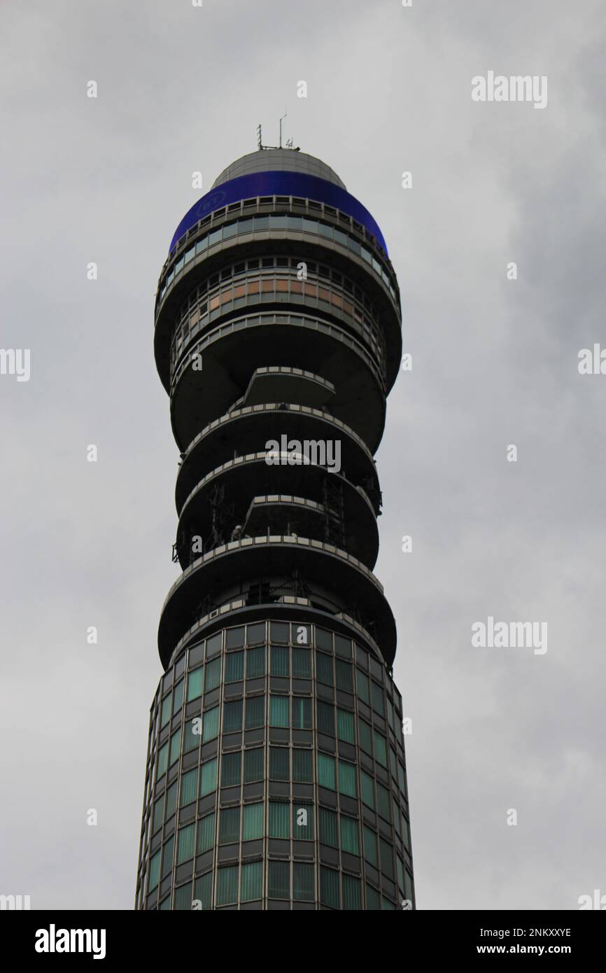 Parte superiore della BT Tower, nota anche come GPO, Ufficio postale o Telecom Tower di Londra, su uno sfondo grigio sovrastato. Simbolo di Londra BT Tower punta sfondo isolato Foto Stock