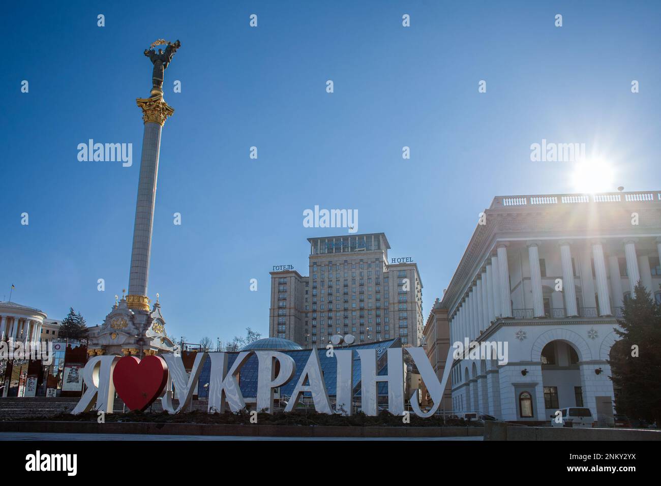 Colonna della vittoria in Maidan Nezalezhnosti (Piazza dell'Indipendenza) a Kyiv, Ucraina, 23 febbraio 2023. (Foto CTK/Vladimir Prycek) Foto Stock