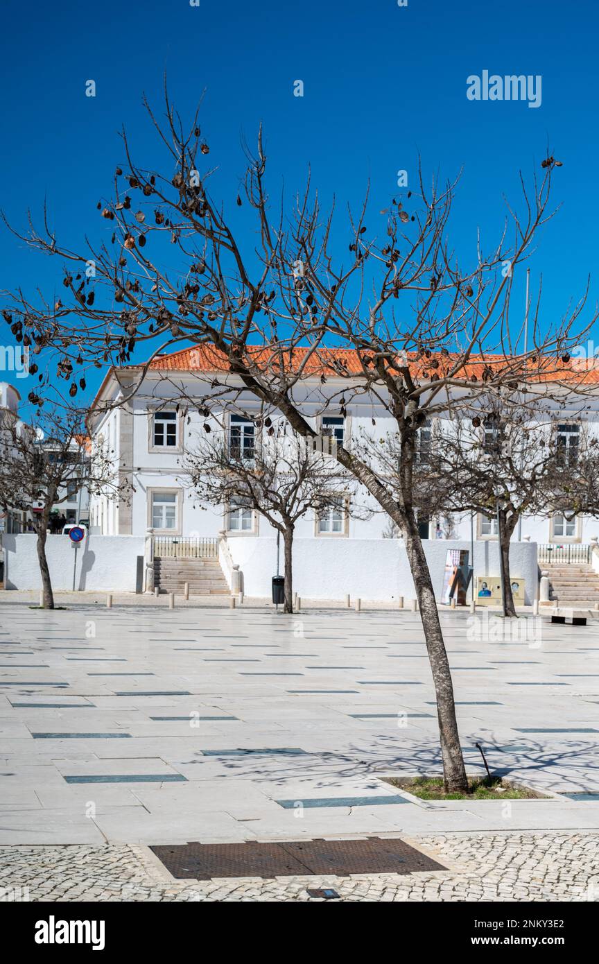 Una piazza e uno spazio pubblico nella città di Lagos, Algarve Portogallo Foto Stock