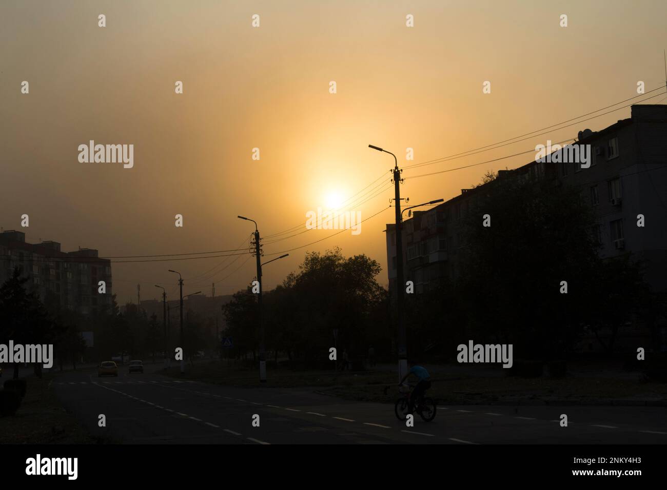 Tramonto con vento polveroso in città. Foto Stock