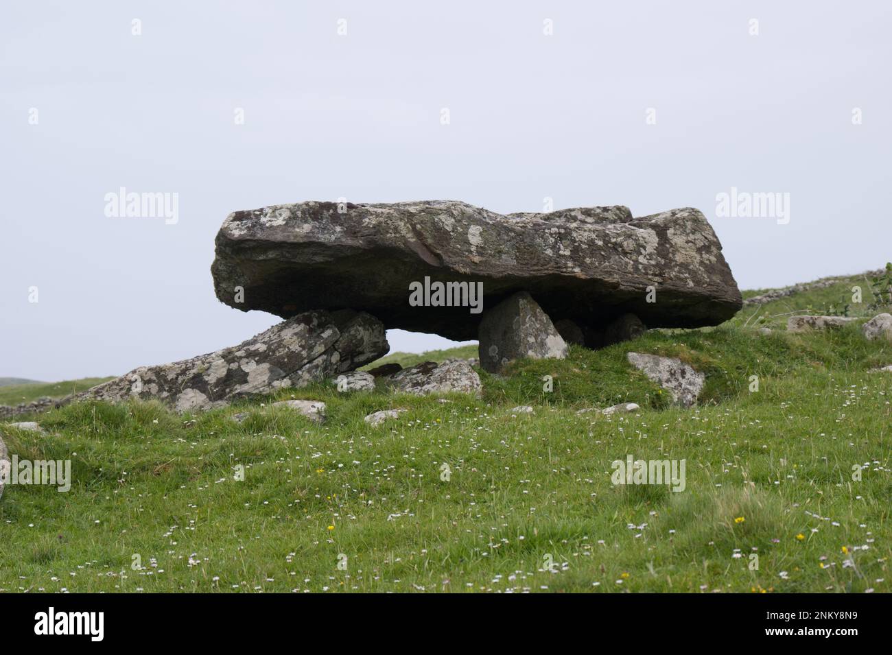 Cleggan (An Cloigeann), o Knockbrack Chambered Tomb, nella contea di Galway, EIRE, Irlanda Foto Stock