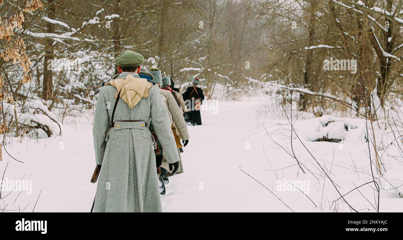 Uomini vestiti come soldati della Guardia Bianca dell'esercito imperiale russo Foto Stock