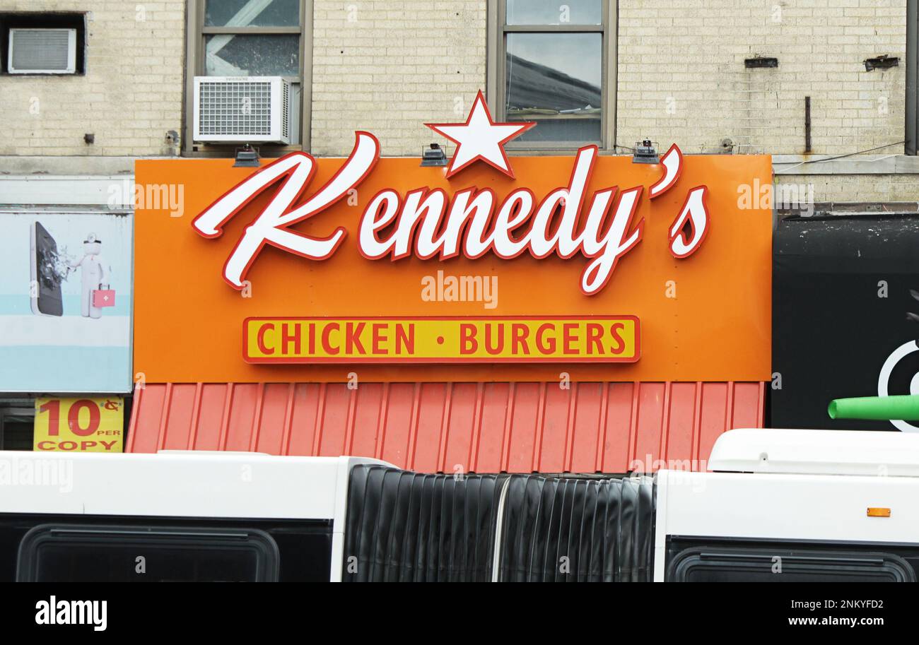 Bronx, NY - 12 giugno 2021: Esterno e segno del Kennedy's Fried Chicken fast food franchising su una strada di New York City. Foto Stock