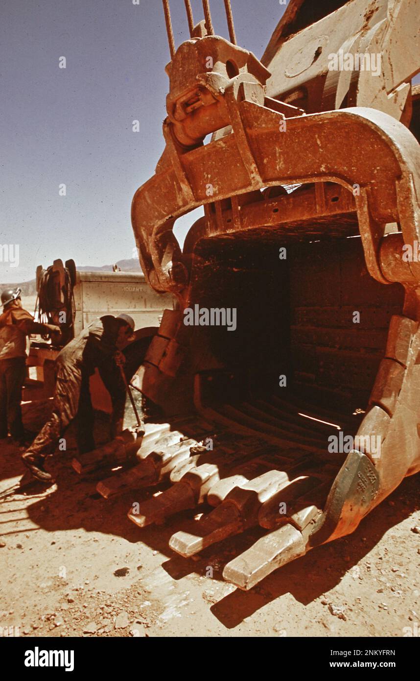 1970s America: Dieci pale cubiche da cantiere e caricatore frontale al lavoro sulla miniera di Pit di Live Oak presso Inspiration Consolidated Copper co ca. 1972 Foto Stock