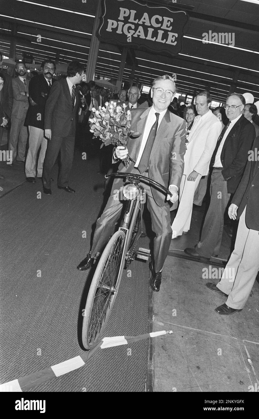 Il Segretario di Stato Van Zeil apre la fiera per i rivenditori di fiori nei Jaarbeurs di Utrecht in bicicletta ca. 1985 Foto Stock