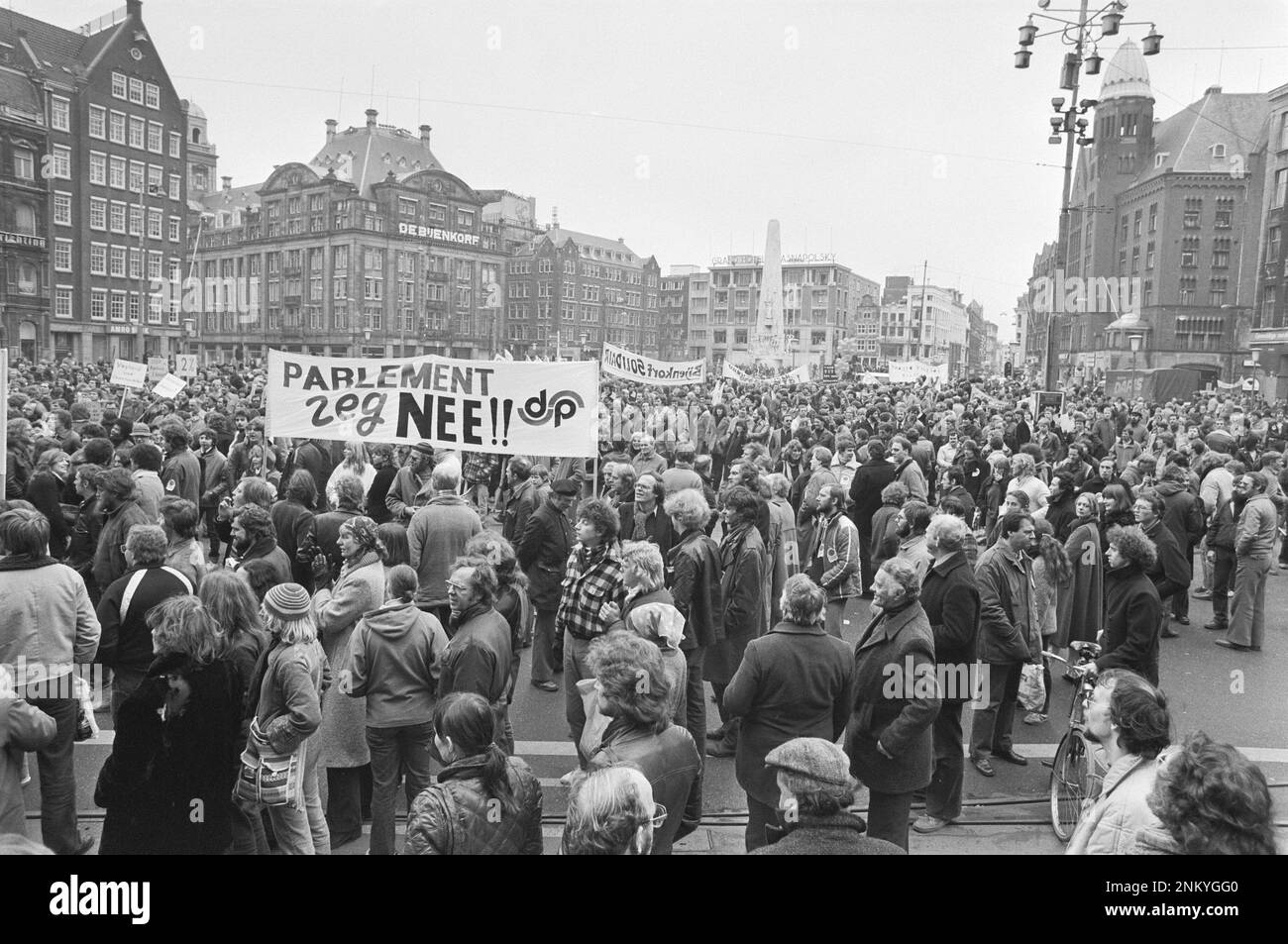 Storia dei Paesi Bassi: Protesta su Piazza Dam; la bandiera recita "il Parlamento dice di no!" ca. Marzo 4, 1980 Foto Stock