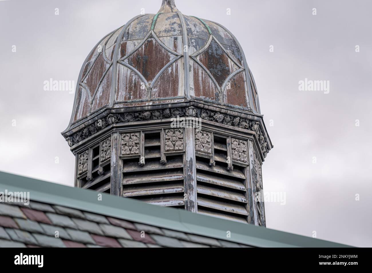 1930s cupola architettonica in legno sfaldato accento tetto, particolare, con base poligonale. Foto Stock