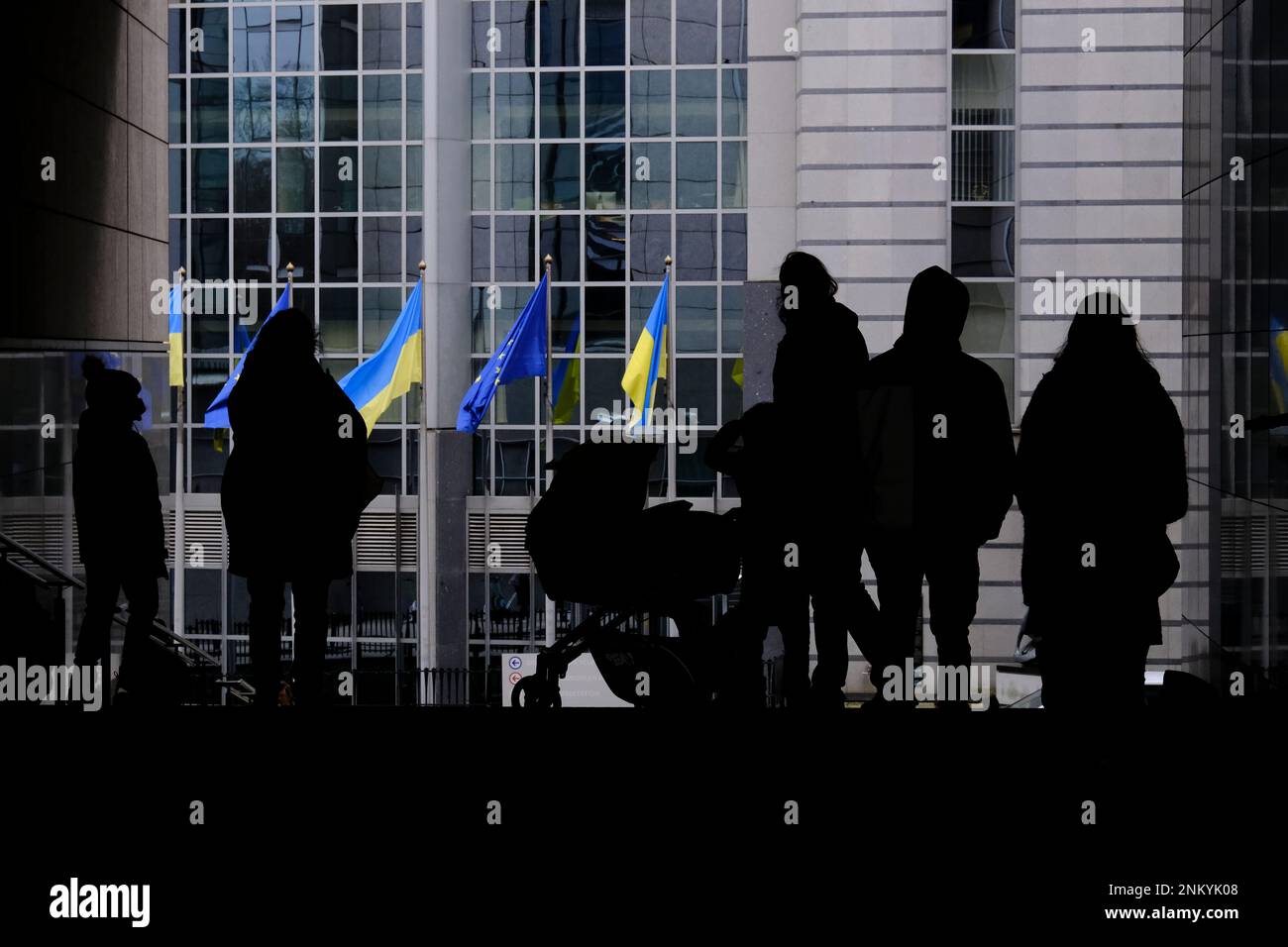 Bruxelles, Belgio. 24th Feb, 2023. Bandiere di Ucraina e UE volano davanti al Parlamento europeo in occasione del primo anniversario dell'invasione russa, a Bruxelles, Belgio 24 febbraio 2023 Credit: ALEXANDROS MICHAILIDIS/Alamy Live News Foto Stock