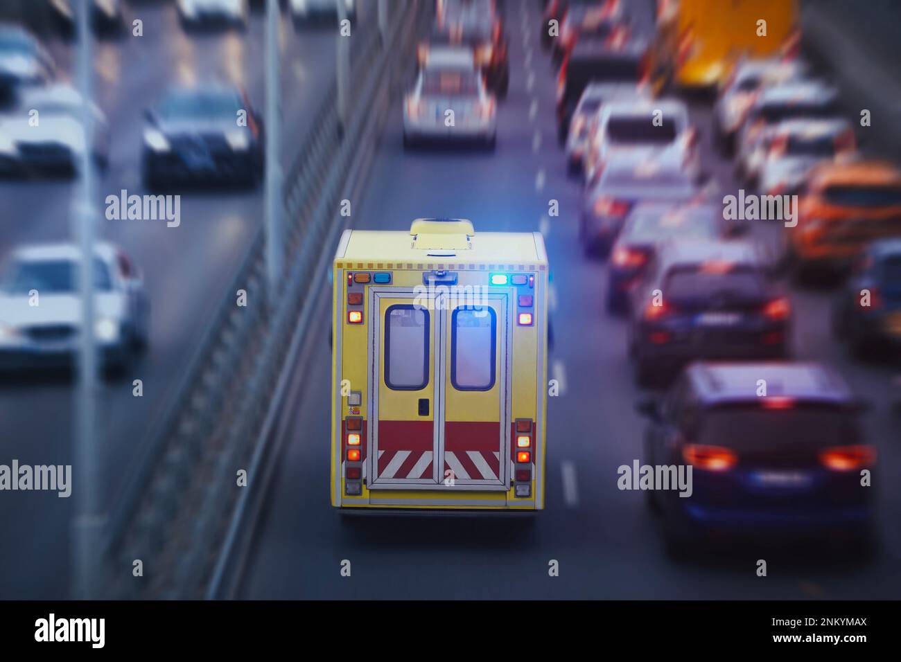 Ambulanza auto di servizio medico di emergenza su strada urbana. Temi di salvataggio, urgenza e assistenza sanitaria. Foto Stock