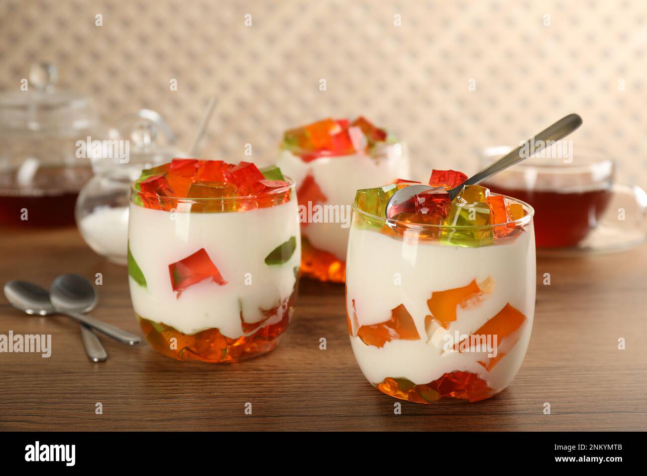 Delizioso dessert di gelatina di vetro spezzato su un tavolo di legno Foto Stock