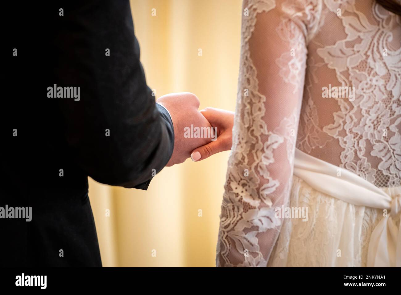 mani, anelli di nozze e voti matrimoniali intrecciate mani della sposa e dello sposo Foto Stock