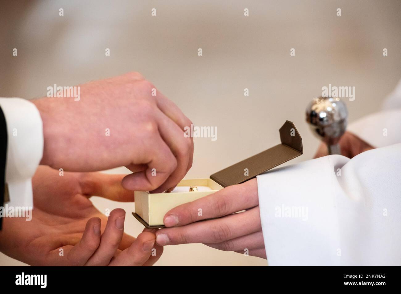 mani, anelli di nozze e voti di matrimonio lo sposo prende un anello di nozze dalla scatola Foto Stock