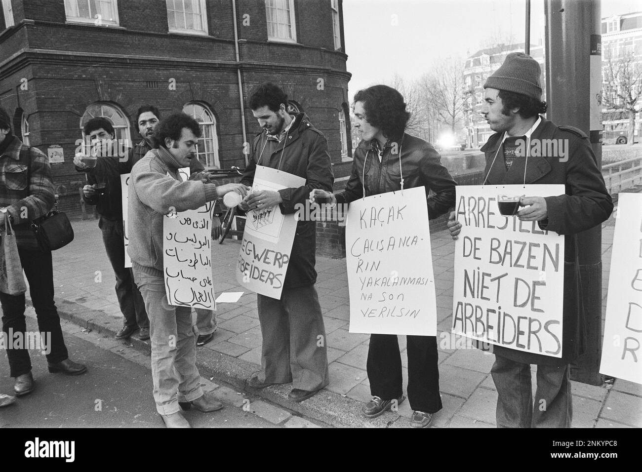 Storia dei Paesi Bassi: Manifestazione per i lavoratori stranieri di fronte all'ufficio di polizia degli stranieri a A'fam contro la cosiddetta legge del 1 novembre ca. Febbraio 21, 1980 Foto Stock