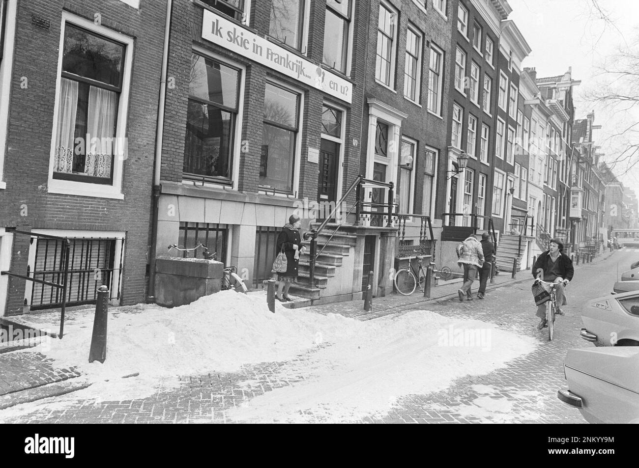 Netherlands Storia: L'organizzazione ambientale olandese ha depositato il sale per il Frans Verkeersbure ad Adam come protesta contro lo scarico di sale nel Reno ca. Marzo 11, 1980 Foto Stock