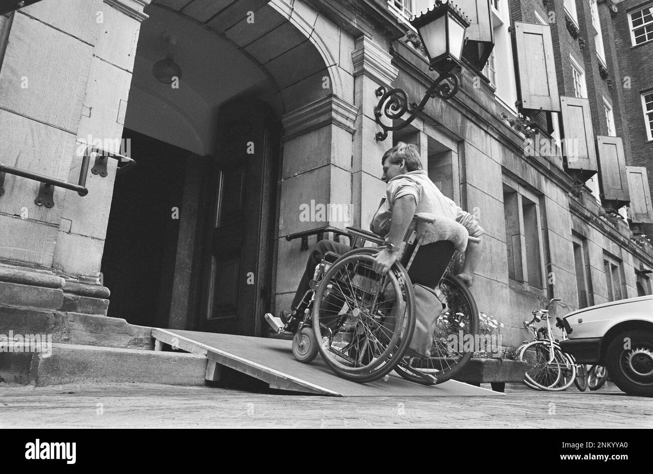 (Didascalia originale) disabili nel Municipio di Amsterdam con Alderman Walraven; disabili in sedia a rotelle ha difficoltà ad entrare nel municipio ca. 1985 Foto Stock
