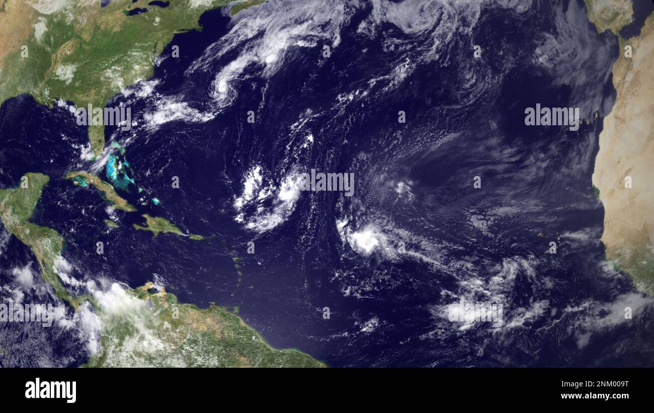 Un full-disk satellite GOES-East immagine visibile scattata il 12 agosto 2011 alle ore 1445z, foto di quattro sistemi a bassa pressione. Le tempeste si estendono diagonalmente da appena ovest dell'Africa a dovuto est della Carolina del Nord. Ogni tempesta ha un potenziale di circa il 20-40% per svilupparsi in un ciclone tropicale nelle 48 ore successive ca. 12 agosto 2011 Foto Stock