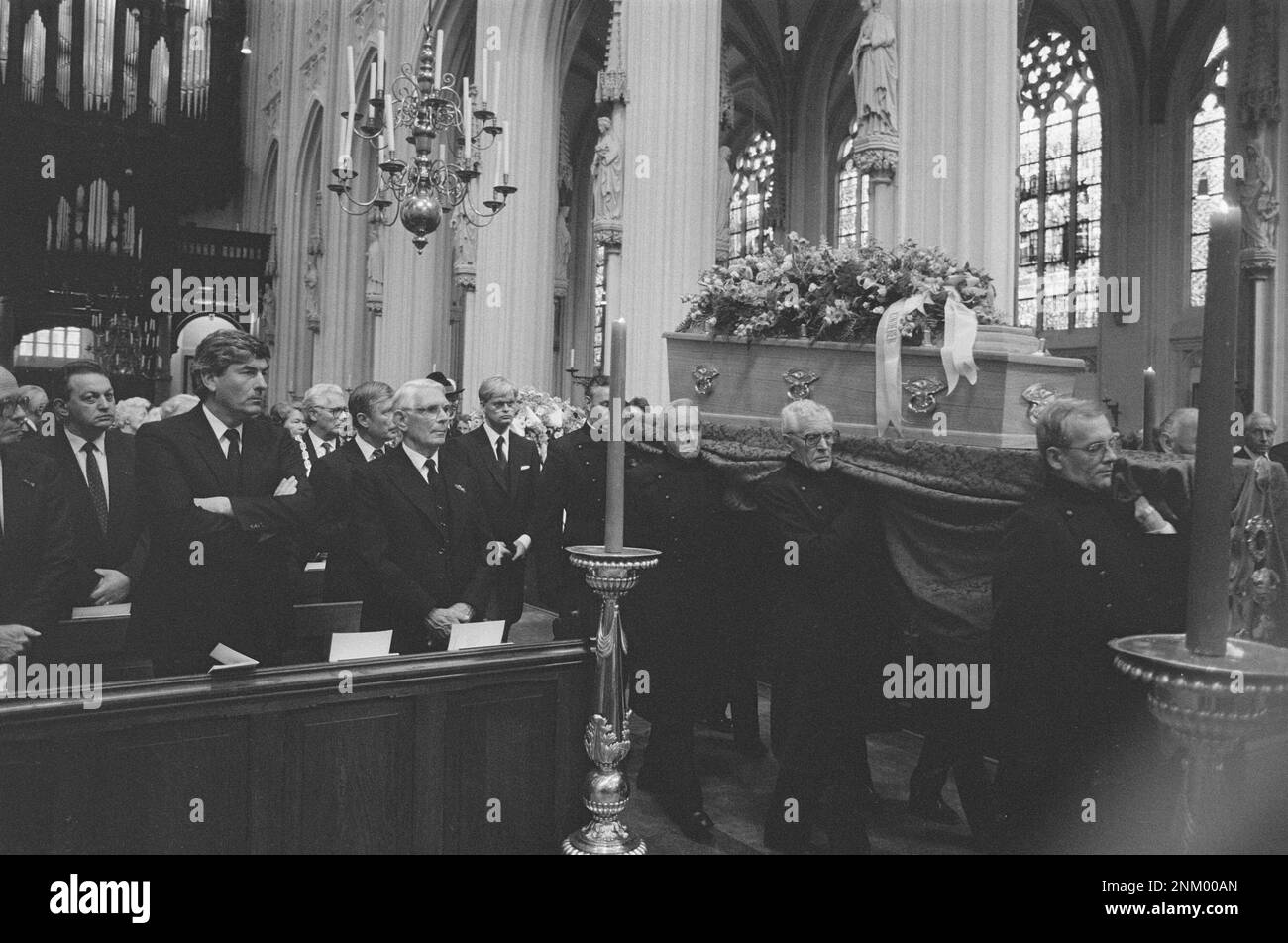 Messa funeraria dell'ex primo ministro De Quay a Sint Jan a Den Bosch; davanti da sinistra a destra il ministro Rietkerk, il primo ministro Lubbers, il sig. De Roy van Zuydewijn ca. 1985 Foto Stock