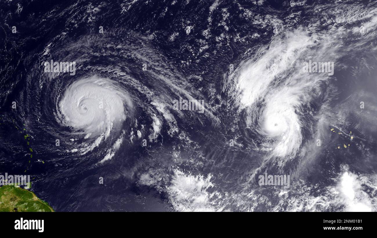 Gli uragani Igor e Julia si aggirano nell'Oceano Atlantico approfittando delle temperature molto calde della superficie del mare per raggiungere entrambi la resistenza di categoria 4. Questa immagine del 1145Z presa da GOES-East mostra le dimensioni relative delle tempeste ca. 15 settembre 2010 Foto Stock