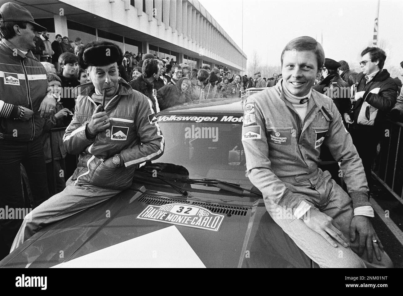 Storia Olanda: Partecipanti a Leusden per il Rally di Monte Carlo; van Lennep e van der Geest prima dello start con Volkswagen Golf GTI ca. Gennaio 19, 1980 Foto Stock