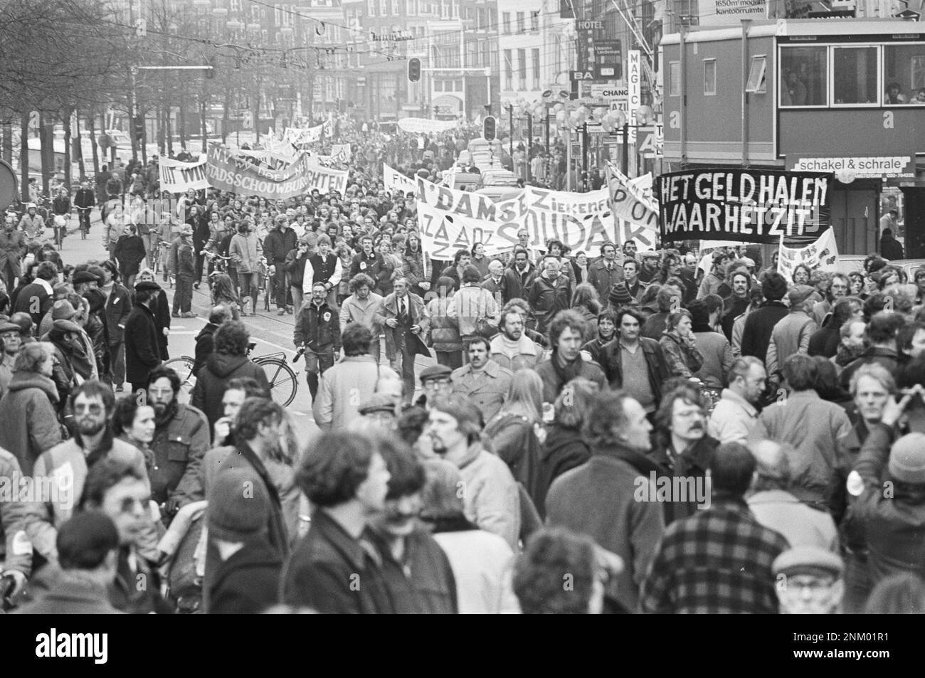 Olanda Storia: Grande protesta su Piazza Dam ad Amsterdam, panoramica di Rokin ca. Marzo 4, 1980 Foto Stock