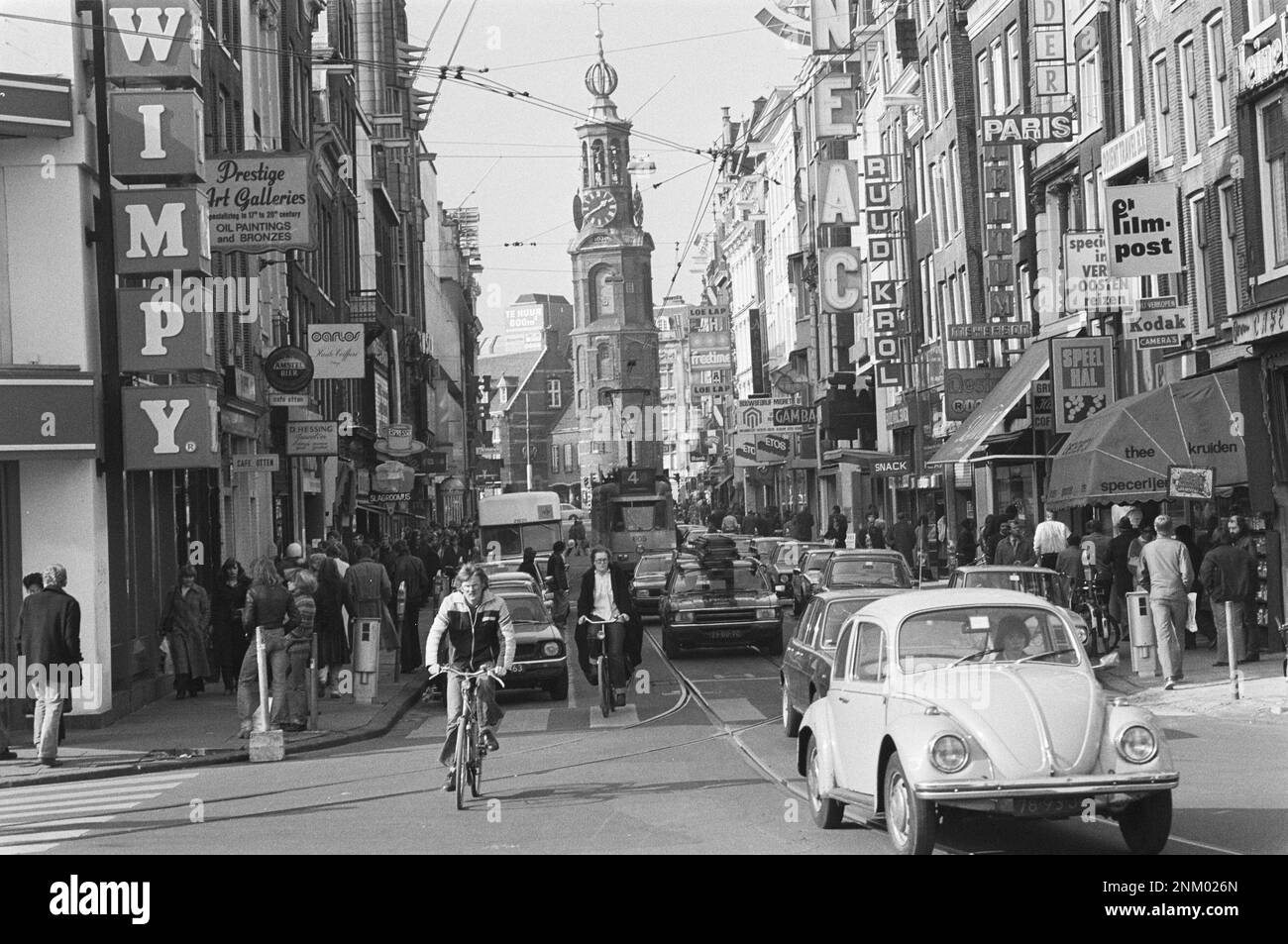 Netherlands Storia: Città scena e traffico su Reguliersbreestraat ad Amsterdam che sarà reso auto-free; il Reguliersbreestraat, ora ancora pieno di auto ca. Marzo 5, 1980 Foto Stock