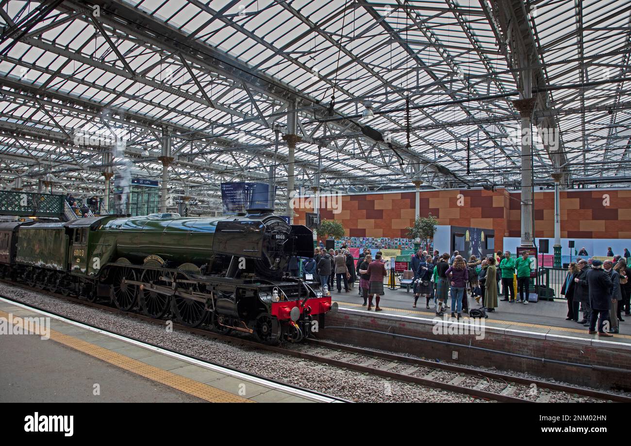 Edimburgo, Scozia, Regno Unito. 24 febbraio 2023. Il motore a vapore Flying Scotsman Centenary parte da Edinburgh Waverley dopo un ricevimento per gli ospiti invitati, celebrando i 100 anni dell'età d'oro dell'ingegnosità, dell'invenzione e dell'artigianato britannico. Credit: Archwhite/alamy live news. Foto Stock