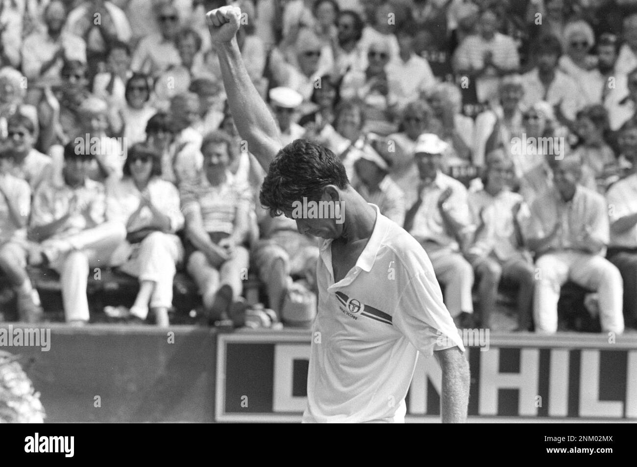 Tennis internazionale a Melkhuisje a Hilversum; Michiel Schapers alza il pugno dopo aver battuto Sundstrom ca. 1985 Foto Stock