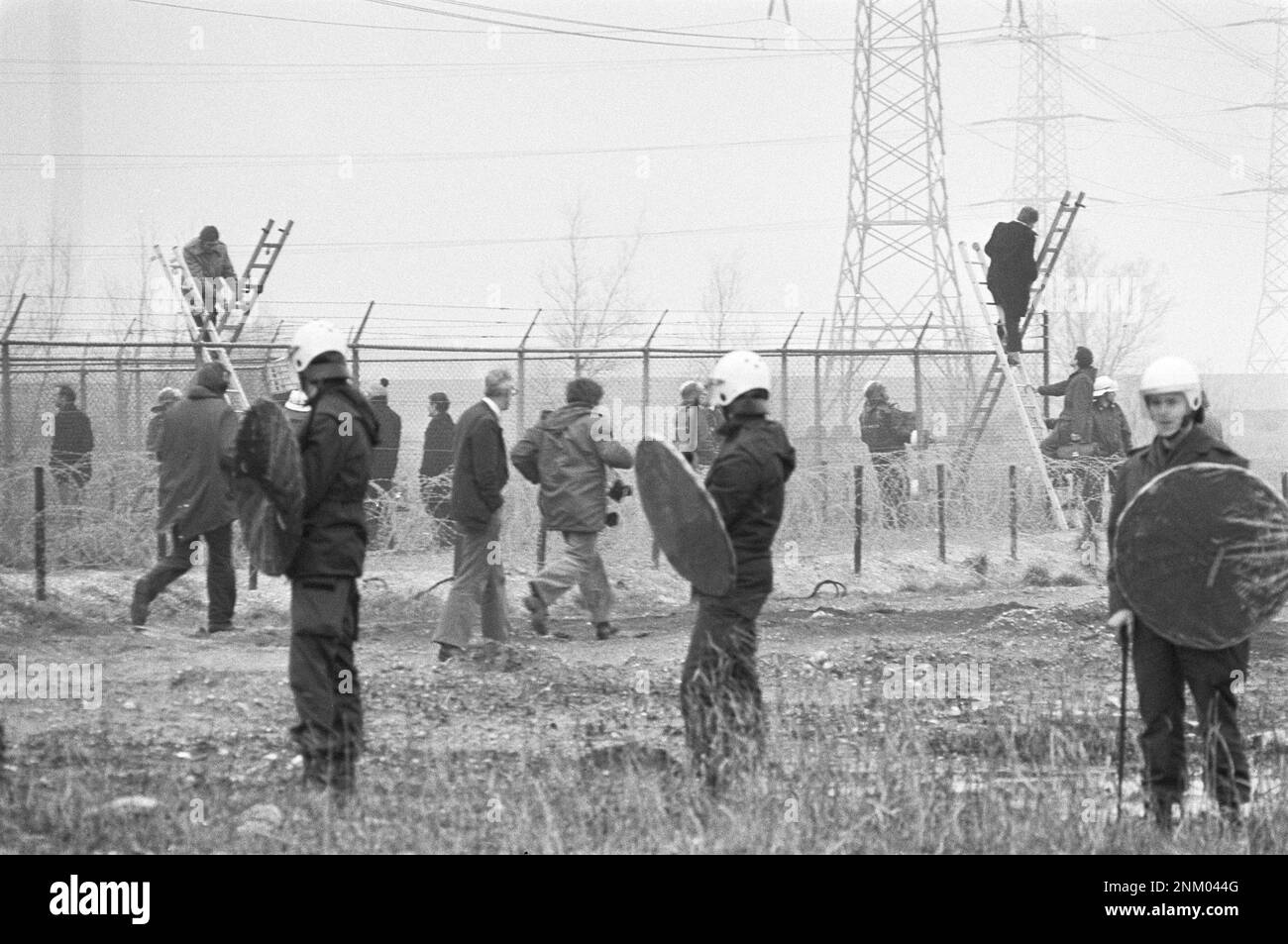 Paesi Bassi Storia: I gruppi di azione anti-energia nucleare bloccano l'accesso alla centrale nucleare di Borssele; l'unità mobile protegge i lavoratori che si arrampicano sulle recinzioni ca. Marzo 1980 Foto Stock