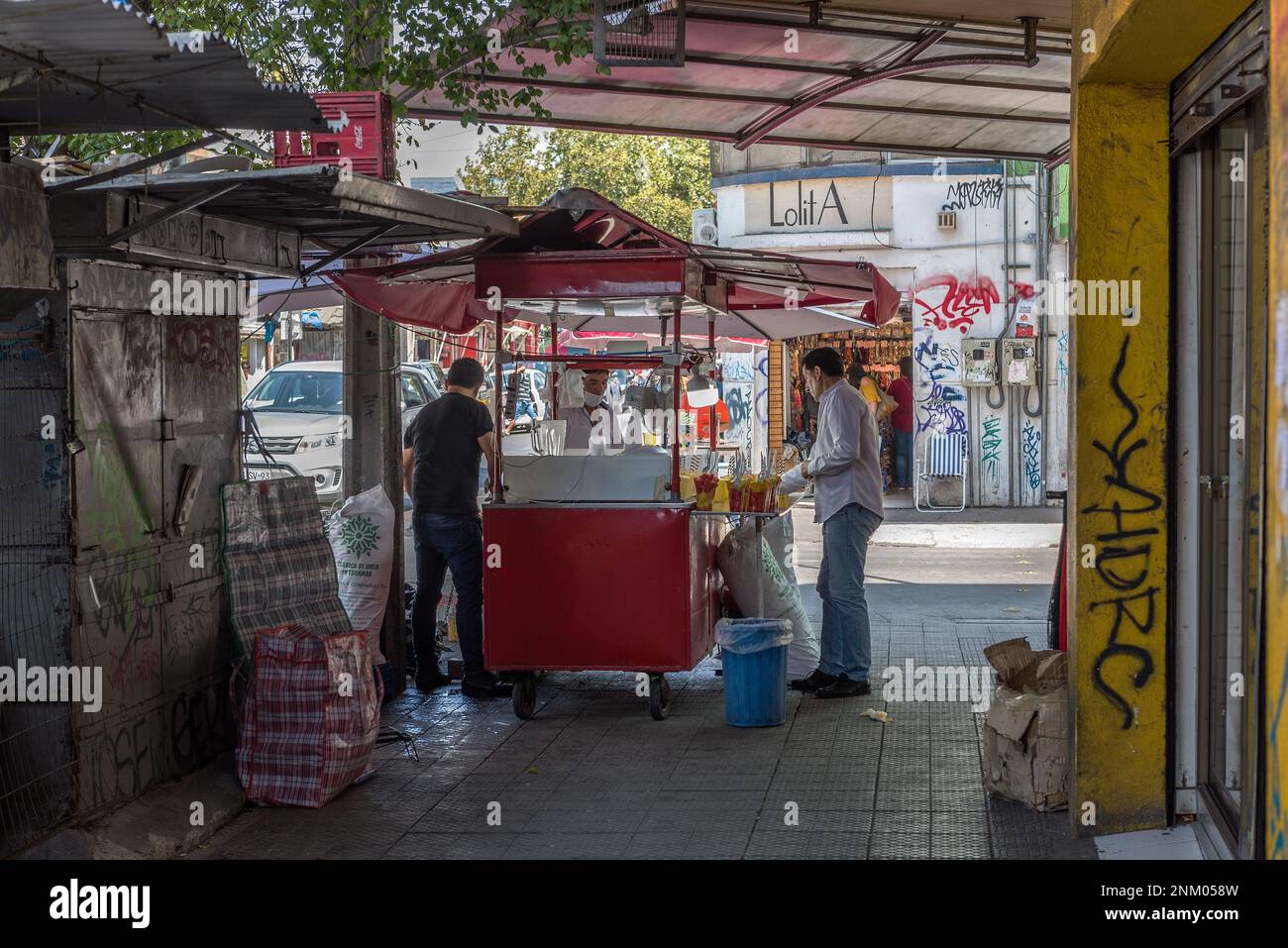 Venditori ambulanti e clienti nel centro di Santiago, Cile Foto Stock