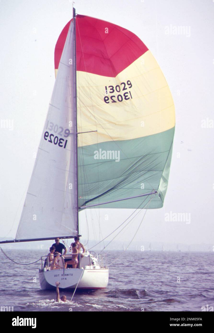 1970s Foto a vela: Correre prima del vento sulla Chesapeake Bay nella gara di Annapolis-Newport ca. 1973 Foto Stock