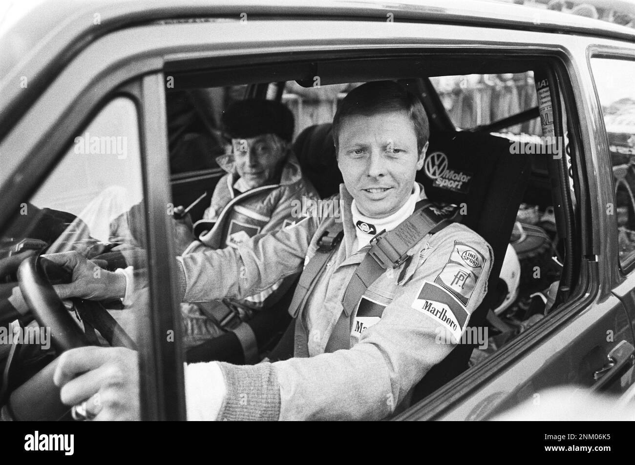Storia Olanda: Partecipanti a Leusden per il Rally di Monte Carlo; van Lennep e van der Geest prima dello start con Volkswagen Golf GTI ca. Gennaio 19, 1980 Foto Stock