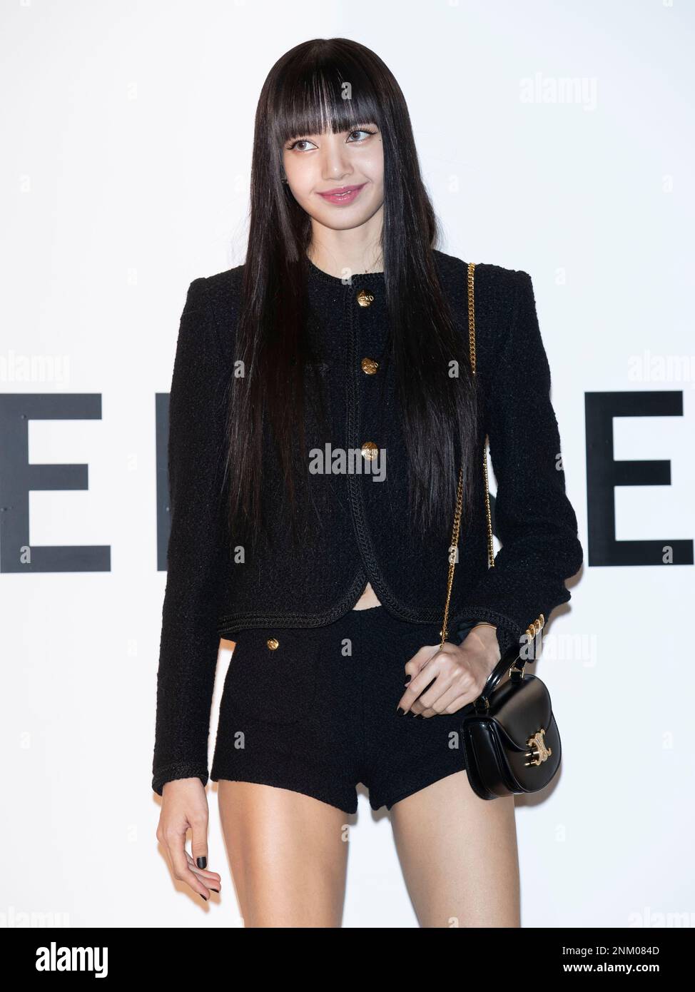Seongnam, Corea del Sud: 24 febbraio 2023 – Lisa vocale tailandese, membro  del gruppo K-Pop ragazza Black Pink, attende una fotocall per l'evento  CELINE Pop-up negozio presso il Dipartimento Hyundai a Seongnam,