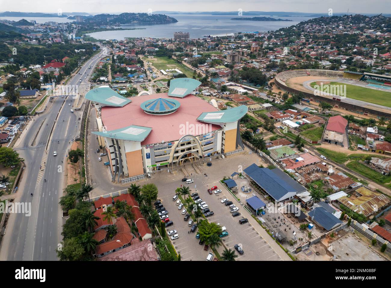 Mwanza, Tanzania - 02.22.2023 - Vista da drone del Rock City Mall, vicino al Lago Victoria. Popolare centro commerciale in Tanzania. Foto Stock