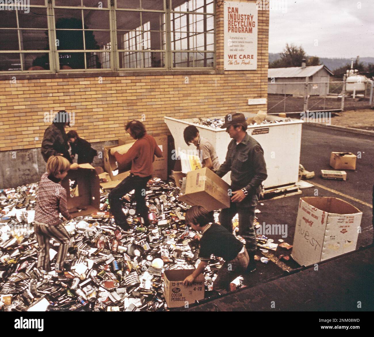 1970s Stati Uniti: La scuola elementare Alameda ha raccolto 8.000 libbre di lattine per raccogliere denaro per inviare 8th classificatori a Washington D.C. ca. 1972 Foto Stock